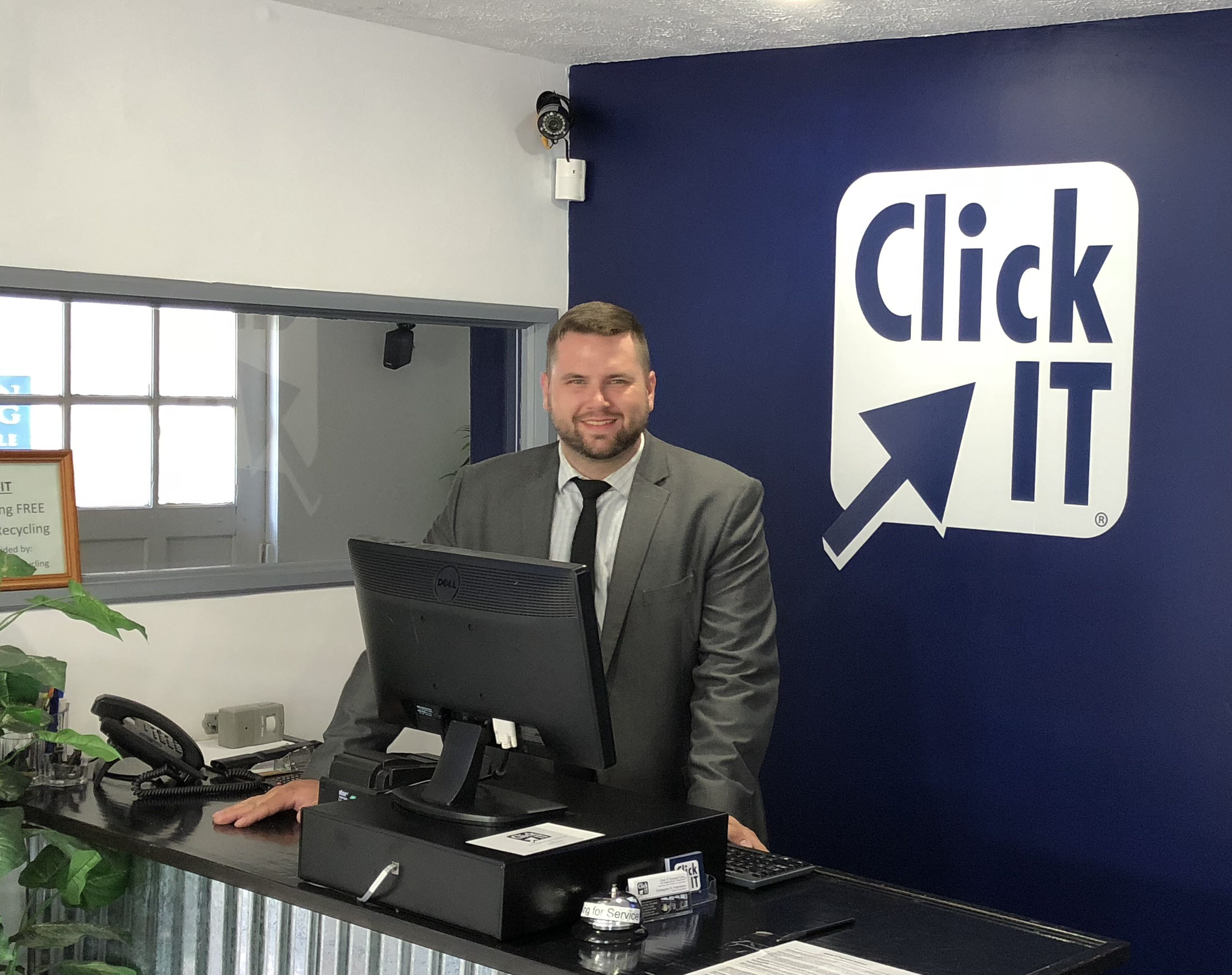 Click IT franchise store operations manager inside retail location